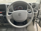 手元に収まりやすい円形のステアリングで、運転姿勢を保ちながら扱いやすい形状です。中央にはSRS AIRBAGの表示があり、運転席まわりの安全装備も確認できます。