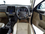 革巻きステアリングで快適な操作性の運転席です。