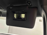 運転席、助手席共にサンバイザー&バニティミラー、運転席側にはチケットフォルダーも付いてます。