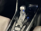 ショートストロークで小気味良く操作できるシフトレバー!電動サイドブレーキにはホールド機能付!