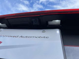 ●バックカメラ『駐車や後方の視界をサポートするための重要な機能です。多くのモデルに標準装備またはオプションとして搭載、リアバンパーに取り付けられたカメラが後方の映像を車内のディスプレイに表示します』