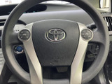 左右のスイッチでオーディオや表示関連の機能に手を伸ばしやすく、運転姿勢を保ちながら扱いやすい構成です。手になじむ形状で、毎日の運転をサポートします。