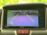 後方の様子を画面で確認でき、ガイドラインも表示されるため、駐車時の後退をサポートします。画面だけに頼らず、周囲を直接確認しながら操作してください。