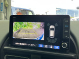 後方の映像と車両周囲の表示を同じ画面で確認でき、駐車時の周辺確認をサポート。ガイド線も表示されるため、車庫入れやバック時に役立つ装備です。
