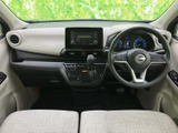 運転席から助手席まで見渡せる前席まわりは、明るい色調で統一された空間です。メーターや中央の画面も目に入りやすく、落ち着いて運転に向き合えます。