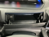 【インパネアッパーボックス】サッと取り出せてサッとしまえる、運転席の目の前にはボックスが装備されております!薄型のボックスティッシュなど収納可能☆