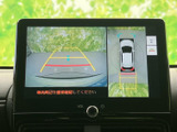 後方映像に加えて車両周囲の表示も確認でき、駐車時の位置合わせをサポートします。画面上のガイドを参考にしながら、周囲を目視で確かめてバックできます。
