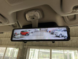 ルームミラー部分に後方の映像が表示され、車両後方の状況を確認しやすい装備です。駐車場での出し入れや後退時に周囲を把握しやすく、日常の運転で安全確認をサポートします。