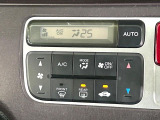 【オートエアコン】一度お好みの温度に設定すれば、車内の温度を検知し風量や温度を自動で調整。暑い&hellip;寒い&hellip;と何度もスイッチ操作をする必要はありません。快適な車内空間には必須の機能ですね♪