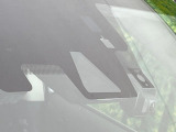 【プリクラッシュセーフティ】前方の車両等を検知し、衝突しそうな時は警報で注意を促し、ブレーキを踏む力をサポート。ブレーキを踏めなかった場合は衝突被害軽減ブレーキが作動、衝突回避をサポートします。
