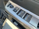 【運転席内ドア 】ミラー操作やウィンドウ開閉スイッチはドライバー目線で配置され、快適な操作性を実現!