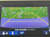 後方の映像にガイド線が表示され、駐車時に周囲との距離感をつかむ目安になります。画面で後方を確認しながら操作できるため、車庫入れや狭い場所での駐車に便利です。