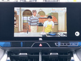 テレビ番組を画面で楽しめる装備を備えています。停車中の待ち時間も映像を見ながら過ごせるのが魅力で、日常の休憩時間などに車内でくつろぎたい方におすすめです。
