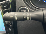 レバー上の表示からワイパーやウォッシャーに関する操作を確認できます。運転席から手の届く位置にまとまり、雨天時など視界を確保したい場面で使いやすい装備です。