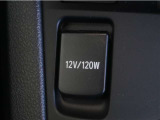 電源搭載。車内でノートPCや充電器等の電源確保が可能です。
