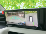 後方映像に加えて車両周囲を俯瞰した表示も確認でき、駐車時の周囲確認をサポートします。ガイド線が位置や進行方向の目安となり、狭い場所での駐車や切り返しにも役立ちます。