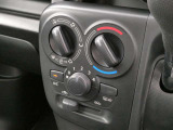 エアコンは操作しやすいダイヤル式です。4WD車はリアヒーターも装備!