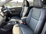 前席はゆったりとした座面と背もたれで、落ち着いて過ごせる空間です。運転席から周囲を見渡しやすく、手の届く位置に収納やドリンクホルダーも備わっています。