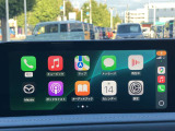 お手元のスマートフォンと接続して頂く事で使用可能な「Apple CarPlay/Android Auto」電話の応答は勿論、メッセージの受信やLINE、音楽接続からナビアプリの使用まで幅広く活躍致します。