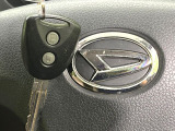 【キーレス】少し離れた場所からでもボタン一つでドアの開錠・施錠ができるのでとっても便利!ドアの鍵穴周りに傷をつけることもありません♪