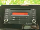 ラジオやCD、AUXなどの選択ボタンが並び、目的に合わせて音源を選べます。物理ボタンで操作内容を確認しやすく、日常の移動中にも扱いやすい装備です。