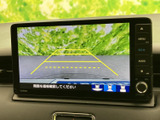 後方の映像にガイド線が表示され、駐車時の位置合わせや周囲の確認をサポートします。画面だけに頼らず、目視も合わせて行うことで、後退時の安全確認に役立ちます。