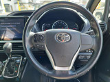 インテリアに合わせたデザインです。運転される方のことも考え、運転しやすい形状、大きさです!実際に触ってお確かめください!