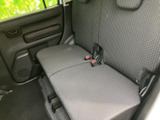後席は左右に並んで座れるベンチタイプで、シートの柄が室内にほどよいアクセントを添えています。窓が大きく外の様子も見やすいため、同乗者も落ち着いて過ごせます。