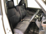 運転席の座面高さを調整できるシートリフターが付いています。フロントシートはベンチシートを採用で、座面も広く使い勝手もいいですよ♪