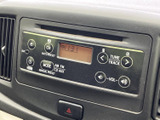 ボタンと表示がまとまって配置され、運転席から内容を確認しやすいオーディオです。AM・FMやCD、AUXの表示があり、日々の移動中に音楽やラジオを楽しみたい方に便利です。