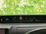 速度やシフト位置などの情報が運転席前方にまとまり、視線の移動を抑えて確認しやすい配置です。必要な表示をひと目で把握しやすく、毎日の運転を支えます。