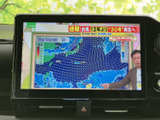 テレビ番組を画面で楽しめる装備です。停車中の休憩時間などにニュースや天気予報を確認でき、待ち時間を過ごす際にも便利。映像を楽しめる環境があるのはうれしいポイントです。