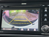 後方確認に役立つ映像とガイドラインを表示し、駐車時の周囲把握をサポート。画面上で車両と障害物の位置関係をつかみやすく、狭い場所での駐車にも心強い装備です。