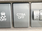 【シティブレーキアクティブシステム】低速走行中に前方の車両等を認識し、衝突しそうな時は警報とブレーキで衝突回避と被害軽減をアシスト。より安全にドライブをお楽しみいただけます。
