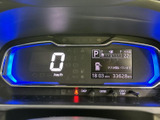 速度や燃料残量、時刻などを確認できる表示を備え、運転中に必要な情報を見渡しやすい構成です。日々の移動を支える、実用的な計器まわりです。
