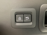 パワーリフトゲートは運転席とリフトゲート側、さらにアドバンストキーでも開閉が可能!開度は無段階にメモリー設定もできます。ゲート内側にタッチセンサーを配置し、手などを挟み込む危険を低減します。