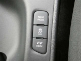 EVドライブモードで、早朝・深夜や屋内の駐車場などで、エンジン音や排気ガスを気にすることなく走れます。