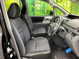 運転席まわりには十分なスペースがあり、大柄な方でもゆったり運転していただける環境です。