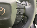 ステアリングに並ぶスイッチは、表示や配置を目で追いやすい構成です。運転中に使う機能へ手元からアクセスでき、便利さに配慮された装備となっています。
