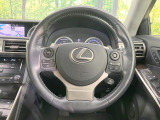 インテリアに合わせたデザインのステアリングは、運転される方のことも考え、運転しやすい形状、大きさです。是非一度、実際に触ってお確かめください。