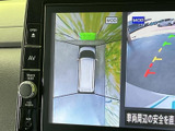 後方や車両周囲の様子をモニターで確認でき、駐車時の安全確認に役立ちます。ガイド表示も見やすく、後退時に周囲との距離感をつかみやすい便利な装備です。