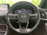 手元に複数のスイッチがまとまり、運転姿勢を大きく変えずに各種機能へアクセスできます。メーターを見ながら扱いやすい配置で、日常の運転を便利にサポートします。