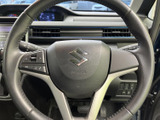 手元で確認できる複数のスイッチを備え、運転姿勢を保ちながら必要な操作を行いやすい仕様です。握る部分は落ち着いた印象で、中央のホーン部分もわかりやすく、毎日の運転をサポートします。
