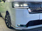 【LEDヘッドライト】悪天候や夜間走行時も良好な視界を確保し安心して運転できる高輝度LEDヘッドライトを装備!点灯速度が早く、消費電力も抑えられています。