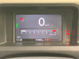 速度やシフト位置などの情報が画面にまとまり、運転中も必要な表示を確認しやすい構成です。時刻や外気温も表示され、日々の運転をサポートします。
