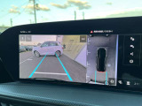 ●360度カメラ『車両の4つのカメラから得た映像を合成し、上空から眺めているような映像をモニターに映し出します。車両周辺の歩行者や障害物などの発見に役立ちます。』