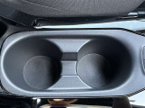 運転席と助手席間にドリンクホルダーあります