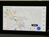 画面上で現在地や周辺の道路を確認でき、目的地検索にも活用できます。地図を見ながら行き先を設定できるので、初めて訪れる場所への移動をサポートします。