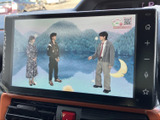 画面にテレビ番組を表示でき、停車中の休憩時間などに映像をお楽しみいただけます。画面上の操作部も見やすく、車内で過ごすひとときに活用できる装備です。安全のため、視聴は必ず停車中にお楽しみください。
