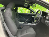 運転席と助手席には、身体を支える形状のシートを採用。前方の視界も広く、落ち着いた色合いの室内で過ごせます。乗り降りの際も、座席まわりを確認しやすい配置です。